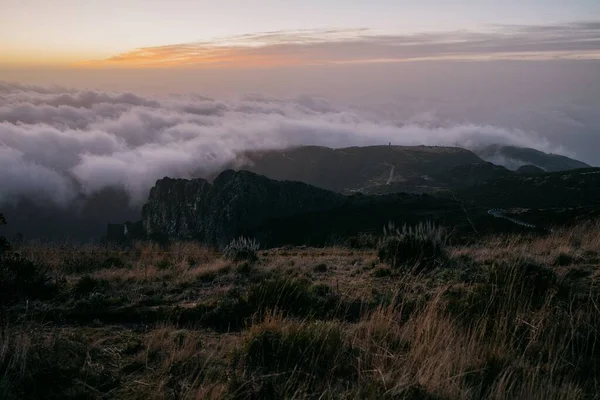 Priveliște Frumoasă Vârful Muntelui Lângă Nori Timpul Apusului Soare Madeira — Fotografie, imagine de stoc