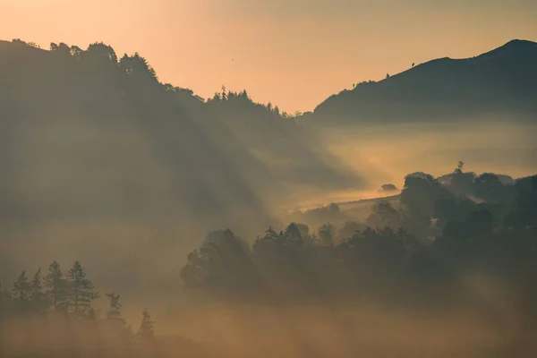 Una Scenografica Alba Nebbiosa Nella Valle Montagna Galles Regno Unito — Foto Stock