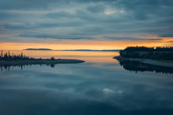 Vacker Solnedgång Med Vattenlandskap Liten Mark Och Horisont — Stockfoto