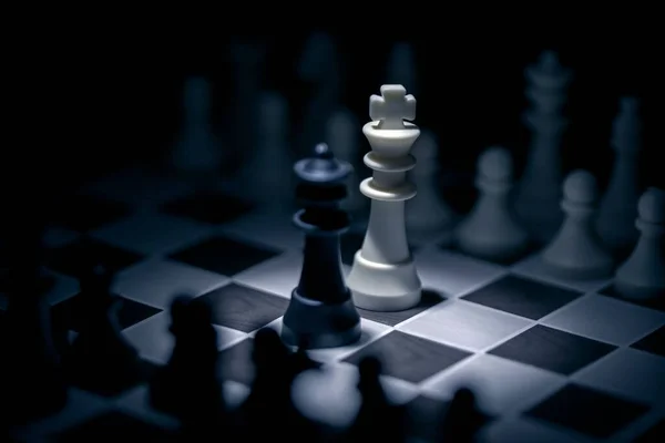 チェス盤の白い王に背の女王のクローズアップショット — ストック写真