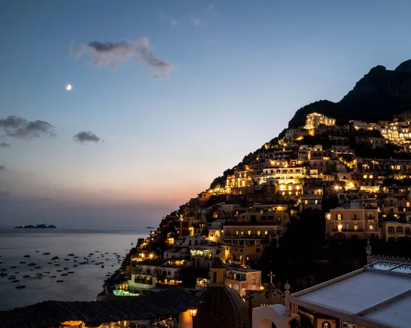 Een Schilderachtig Uitzicht Het Prachtige Dorp Positano Met Verlichte Gebouwen — Stockfoto