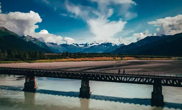 Beau Cliché Pont Métallique Sur Lac Près Montagnes Enneigées Alaska — Photo