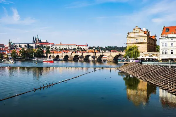 Der Steinerne Bogen Karlsbrücke Und Prager Burg Vor Blauem Bewölkten — Stockfoto