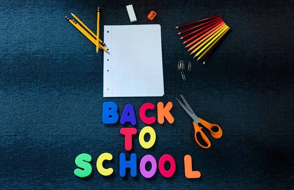 Επιστροφή Στο Σχολείο Χρωματιστά Γράμματα Και Διάφορα Σχολικά Είδη — Φωτογραφία Αρχείου