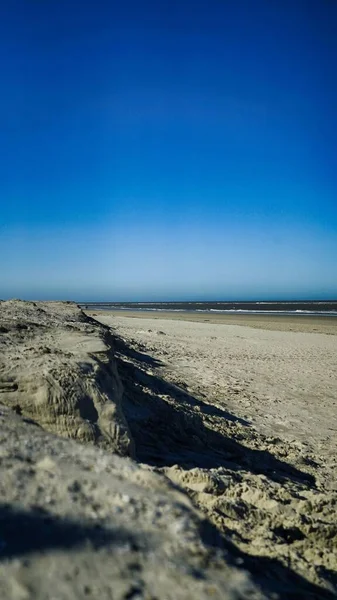 Eine Vertikale Aufnahme Des Sandigen Ufers Vor Dem Hintergrund Des — Stockfoto