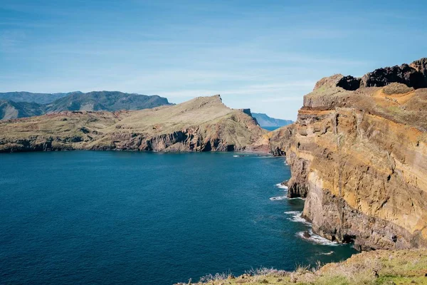 Csendes Tenger Sziklák Egy Fényes Napon Madeirán Portugáliában — Stock Fotó