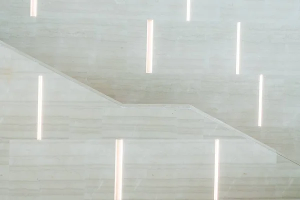 Eine Marmorwand Und Dünne Lichter Einem Interieur Moderner Architektur — Stockfoto