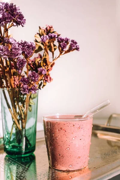 Batido Bayas Mixtas Con Paja Vidrio Bandeja Desayuno Plata Con — Foto de Stock