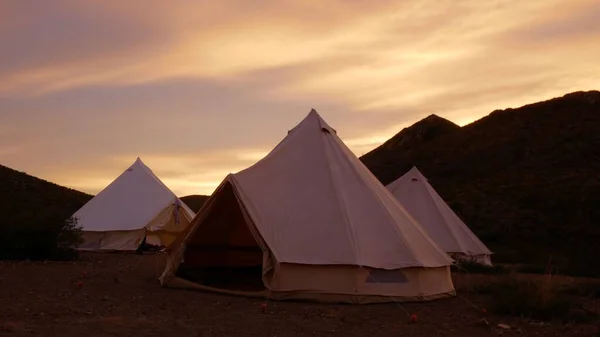 Eine Schöne Aufnahme Von Zelten Den Bergen Bei Sonnenuntergang — Stockfoto