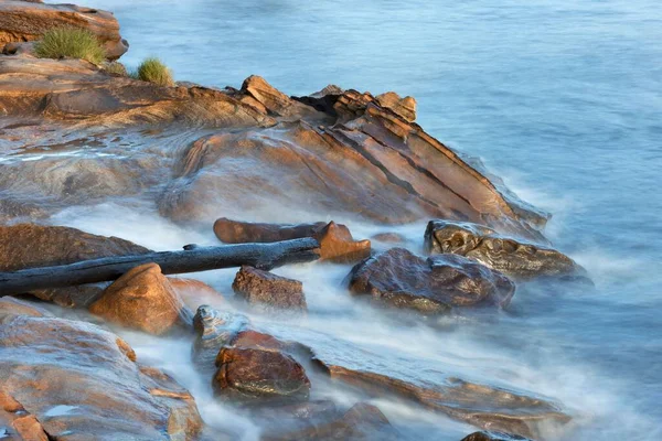 Zbliżenie Mglistej Wody Skał Wybrzeżu Uminie Australii — Zdjęcie stockowe