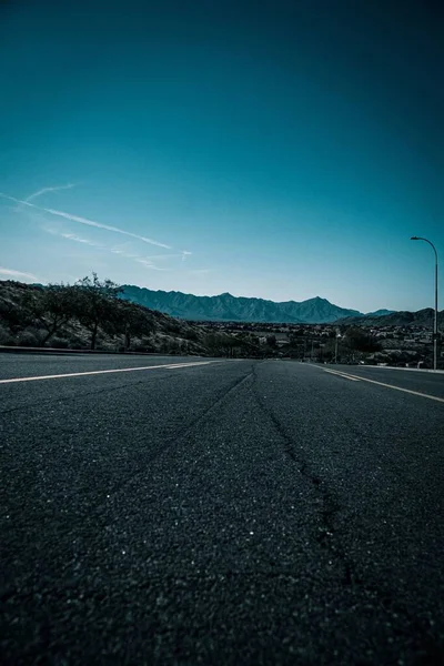 Eine Vertikale Aufnahme Einer Autobahn Hintergrund Der Berge Unter Dem — Stockfoto