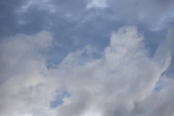 Красивое Небо Белыми Облаками — стоковое фото