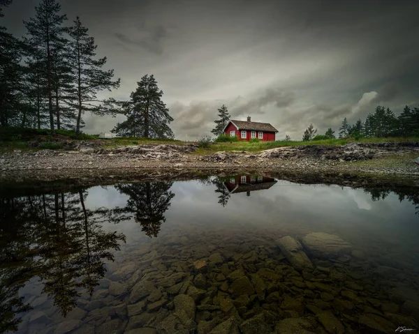 Låg Vinkel Utsikt Över Ett Trähus Omgivet Träd Nära Sjön — Stockfoto
