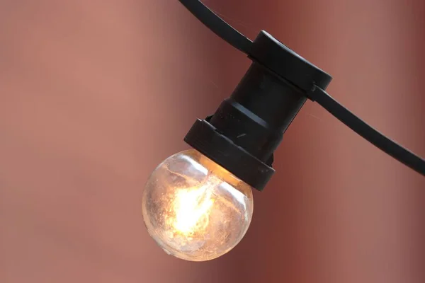 Primer Plano Una Lámpara Una Guirnalda Colgando Aire Libre — Foto de Stock