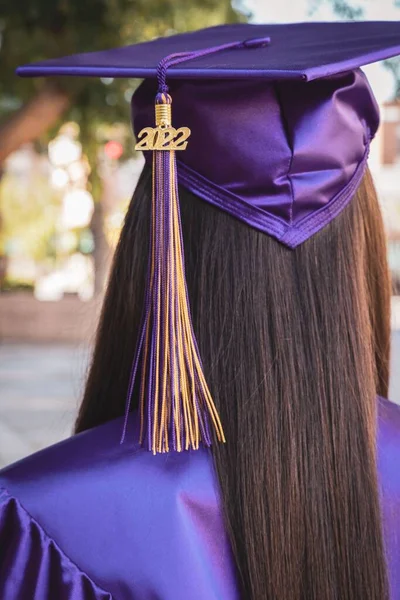 Una Chica Vestido Graduación Púrpura Por Detrás — Foto de Stock