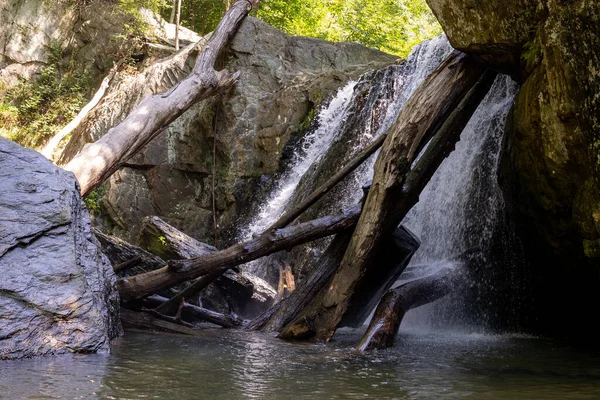 メリーランド州で流れるキルゴア滝の美しいショット — ストック写真