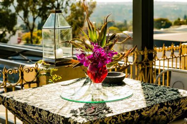 Bir parti etkinliği için mekanda mor temalı bir dekor