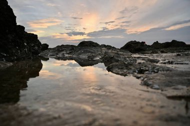 Gün batımında suyun yakınındaki güzel dağların havadan görüntüsü.