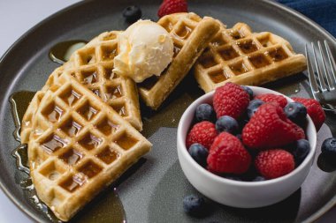 Karışık böğürtlen, tereyağı ve akçaağaç şurubuyla Belçika Waffle 'ı..