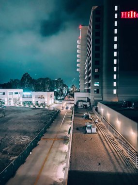 Geceleri modern şehir caddesine ve binalara dikey bir bakış açısı