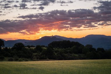 Gün batımında kırsal alanda panoramik bir çekim.