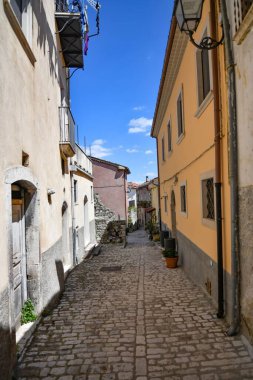 Sepino 'da dar bir sokak, Molise bölgesinde bir ortaçağ köyü, İtalya