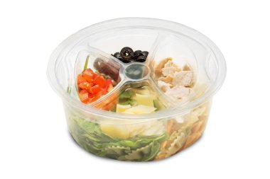 Arugula peynirli makarna, domates ve peynirli salata plastiğe sarılıp yalıtılmış beyazı yemeye hazır.