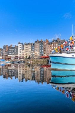 Honfleur, Fransa 'da güzel bir şehir, sabahları liman, nehri yansıtıyor.