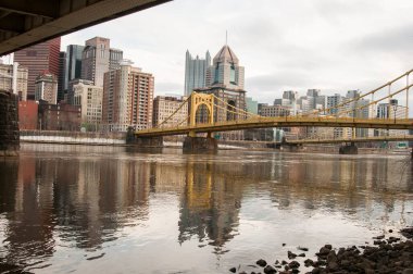 Pittsburgh, Pennsylvania 'daki Allegheny Nehri üzerindeki Roberto Clemente Köprüsü.