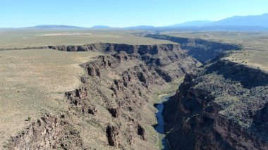 Rio Grande Nehri üzerindeki kayalık uçurumların havadan görünüşü