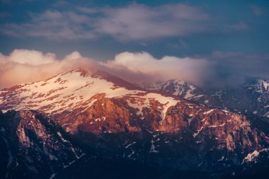 Polonya 'da gün batımında Tatra Dağları' ndaki Malolaczniak zirvesinin manzarası