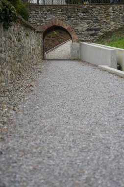 Parkta küçük bir taş kemerli bir yol manzarası