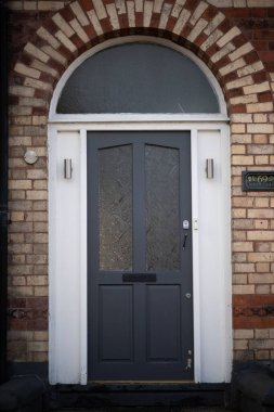 Güzel tasarlanmış bir binanın kapısının dikey görüntüsü.