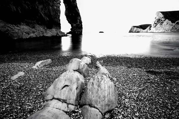 Una Orilla Del Mar Unas Rocas Blanco Negro — Foto de Stock