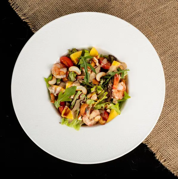 Assiette Blanche Avec Salade Crevettes Légumes Sur Toile Jute — Photo