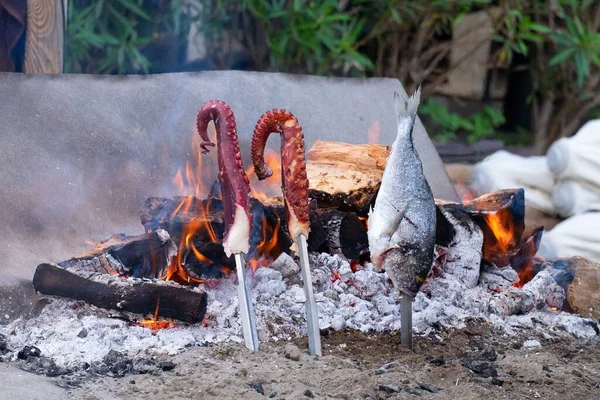 Typowe Jedzenie Andaluzyjskiego Wybrzeża Dwie Grillowane Macki Ośmiornicy Okoń Morski — Zdjęcie stockowe