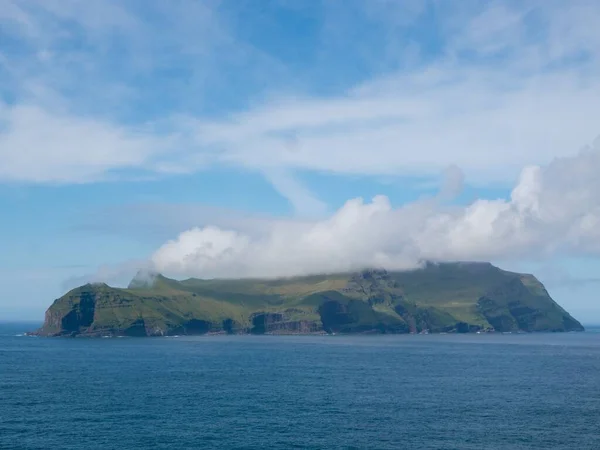 Une Grande Île Une Mer Calme Par Temps Nuageux — Photo