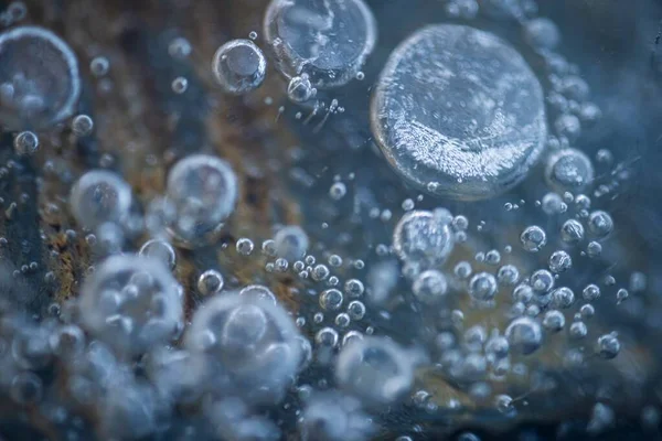 Makroaufnahme Gefrorener Blasen Einem Teich Winter — Stockfoto