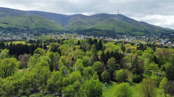 Een Prachtig Uitzicht Een Stadsgezicht Een Bergachtig Landschap Onder Een — Stockfoto