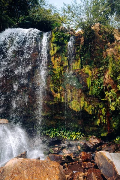 コロンビアの岩の崖の上を流れる滝の垂直ショット — ストック写真
