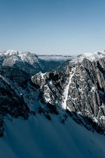 Вертикальний Вид Скелясті Гори Частково Вкриті Снігом — стокове фото