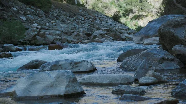 Nahaufnahme Eines Flusses Der Einer Kaskade Über Große Steine Einem — Stockfoto