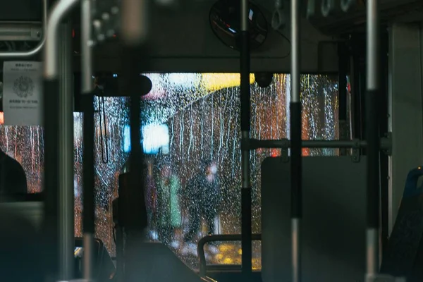 Interior Ônibus Ônibus Vazio Com Gotas Chuva Janela Frond — Fotografia de Stock