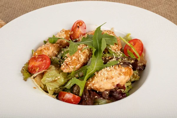 Plato Blanco Con Ensalada Pollo Verduras Parrilla Sobre Paño Arpillera —  Fotos de Stock