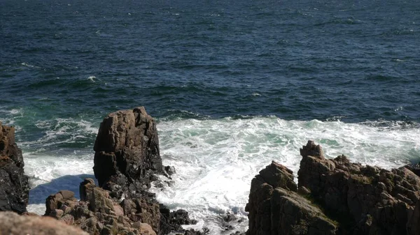 Een Schilderachtig Uitzicht Oceaan Golven Crashen Tegen Rotsachtige Strand Een — Stockfoto