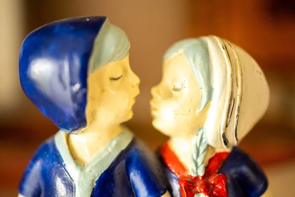 Close Casal Beijo Holandês Estatueta Estatueta Cerâmica Lembrança — Fotografia de Stock