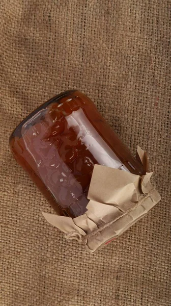 Sebuah Closeup Dari Botol Selai Pada Kain Jute — Stok Foto