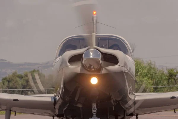 Privat Liten Turbopropflygplan Flygplatsen Landningsbana Med Lampor Och Roterande Propeller — Stockfoto