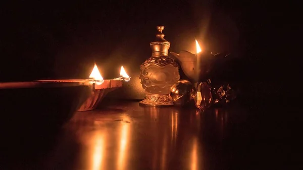 Лампа Diya Масляная Лампа Огнем Свечами Цветом Темном Фоне Празднования — стоковое фото