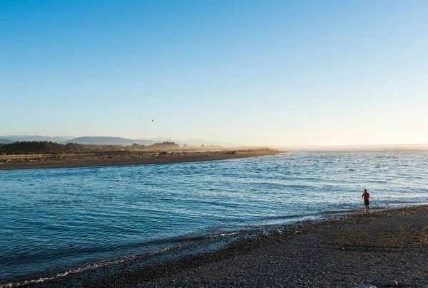 Person Som Står Ensam Hokitika Stranden Solnedgången Sydön Nya Zeeland — Stockfoto